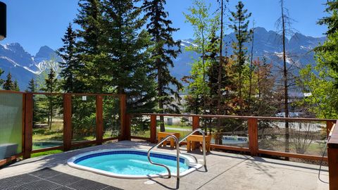 "Exceptional location, the 15 minute walk downtown, along the river bank, is breathtaking. Cosy, comfortable and great value."