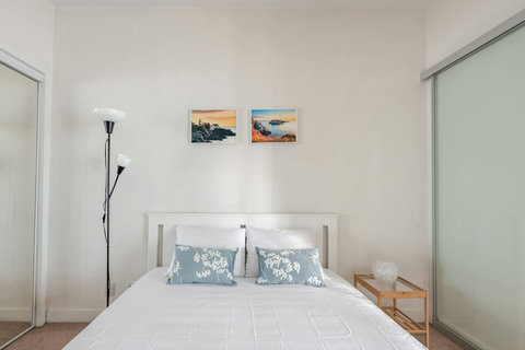 Bright & Comfortable – Queen Bed with Soft Linens for a Restful Sleep - 
Wake up to natural sunlight in this cozy queen bedroom, perfect for relaxed mornings and restful nights.