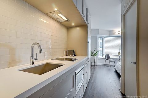 Terrific elegant space in the grand Yorkville Village Quiet and steps away from a wealth of great cafés, Restaurants, Pubs, grocery and gourmet foods