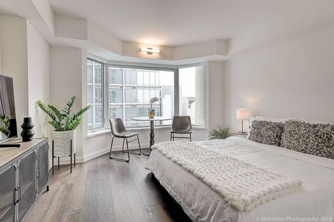 Thank you for the amazing experience. Check in and Check out was easy. Communication was exceptional. Space was sparkling clean and location was superb.