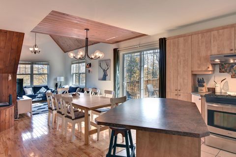 "Ali is a good host and has a great communication. The location is very good as it is well situated."