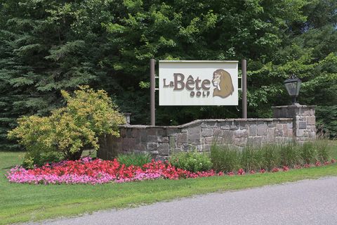 "Great stay. Convenient location to easily pick up take out from restaurants nearby. Nice to be able to walk on the golf course in winter"