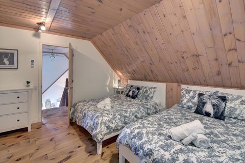 "This is a great value stay for a family of 5 or a group of friends. 9 minutes to the hill in the winter and good living space. Host was great with communication and easy to reach. Clean house and beds in  room were comfy enough."