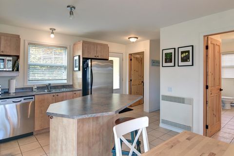 "Easy check-in, easy communication, great stay, thank you for hosting us!"