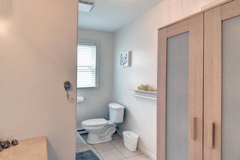 Very cool place, clean, and accomodating host. great place to stay if you want to unwind and to escape from the loud noise in the city.