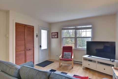 Stayed as a couple. Clean and welcoming unit in a very convenient location, close to everything in Mont-Tremblant. It's a ground-floor unit,  All the basic amenities are there and the bed was very comfortable. Would definitely stay again.