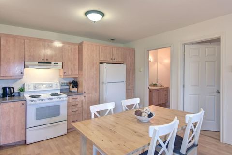 Cozy place, close to Mont Tremblant and local attractions. Nice kitchen area to use and plenty of room for two people. Beautiful area to visit.