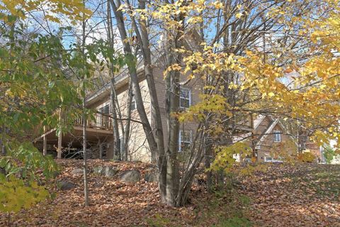 "Ali’s place was AMAZING. The location is perfect (right off the highway) yet very immersed in nature with beautiful views for the two balconies & living room. This place was perfect."