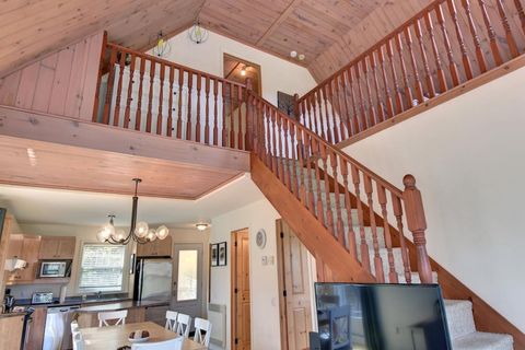 "Great place very clean with all the amenities . Host is very prompt In replying.kitchen is well equipped. Great location . Will strongly recommend."