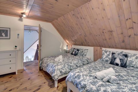 "This is a great value stay for a family of 5 or a group of friends. 9 minutes to the hill in the winter and good living space. Host was great with communication and easy to reach. Clean house and beds in  room were comfy enough."