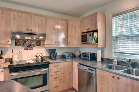 "Clean, spacious and fully equipped with all the needed appliances. Communication with host was efficient and easy. Would surely recommend!"