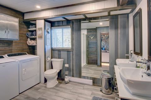 A good bed and a nice bathroom. We had good communication with Adeel and the check-in process was pleasant and smooth. When we arrived, they proved to be really excellent hosts.