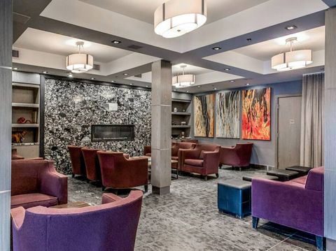 Convenient and easy check-in process. Price was competitive compared to other hotels and Airbnb offered. Walking distance to downtown. Great unit for a weekend away