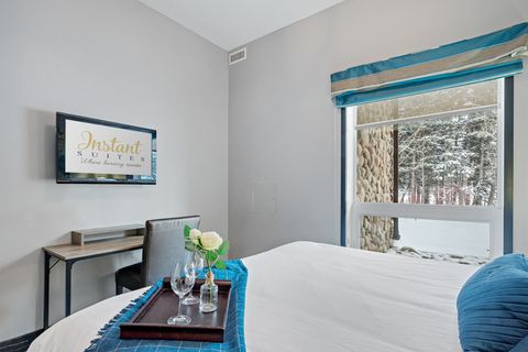 Beautiful accommodation very well equipped, comfortable bed and great shower. Substantial underground parking! Thank you to the hosts.