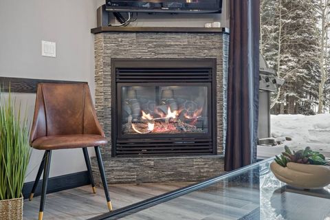 Couldn’t have asked for a better place to stay while on vacation. The space was as advertised, and clean, and my hosts were very communicative. My favorite feature was the fireplace. I would absolutely book again!