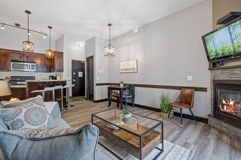 Immaculate apartment, the cleanest Airbnb I have stayed in. Great location and amenities. The host's communication was great. I would highly recommend staying here and will not hesitate to stay here again. 5 stars from me.