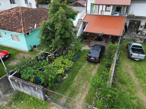 Portão com acionamento eletrônico por controle remoto.