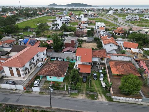 Foto aérea para lado leste,  com a rua da acomodação em primeiro plano e Ilha do Campeche aos fundos.