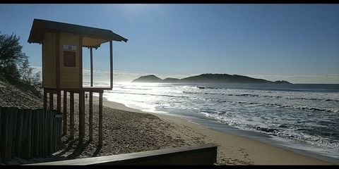 Inverno na Praia do Campeche, Rua Lomba do Sabão, acesso mais próximo a casa. Dias assim são ótimos para uma caminhada na beira do mar :)