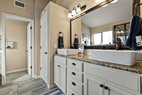 Main King bedroom bathroom 
