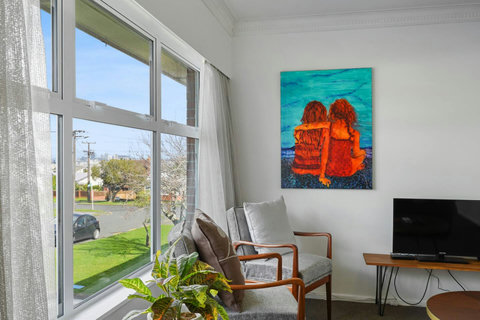 Everything has been redone including the joinery on the windows. No draughts in this unit!