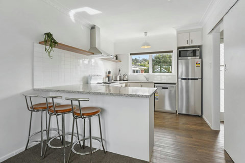 This kitchen is light and bright and perfectly suitable for a short or long stay that is self catering. Barrys Point Rd Countdown and and Takapuna New World Metro Supermarkets are a short drive away.  They are walkable for a small amount of supplies.