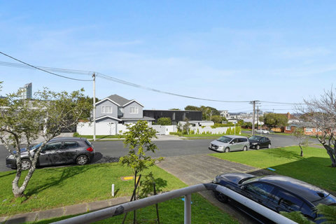 Your a short walk to Lake Pupuke and Takapuna Shopping Centre and Beach.