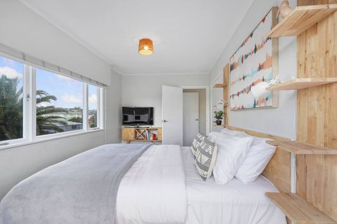 Restful, relaxing light bright beachside room!