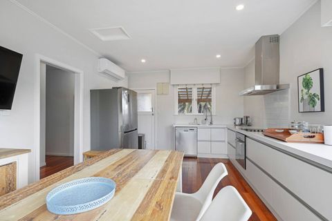 The large American-style fridge is perfect for the large group that can stay.