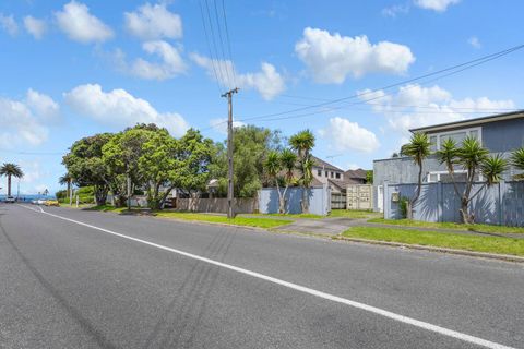 The front of the home shows that it it literally a few steps to the beach.
