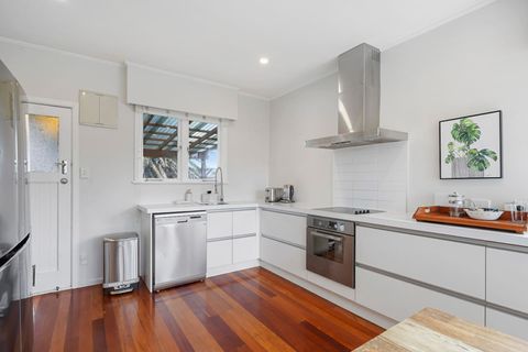 A large modern well thought out kitchen with everything you need to self-cater a holiday.