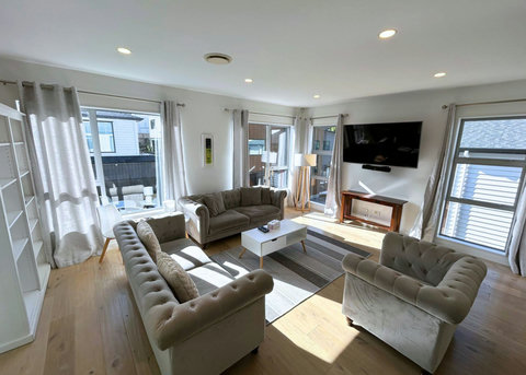 Relax on the sofa and watch TV on the wall-mounted TV with Netflix.