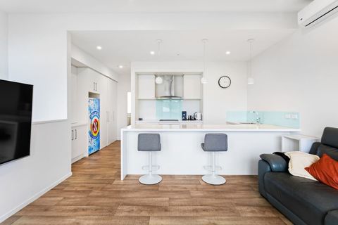 You can sit at the breakfast bar and eat informally.