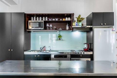 The polished stainless steel of the kitchen is modern and easy to care for. Wipe it down and it always cleans up well.