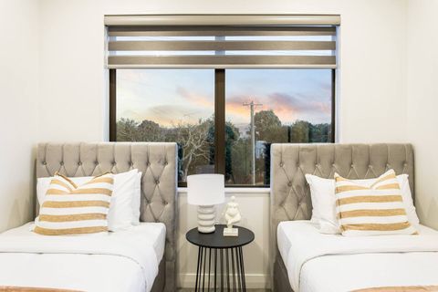 Twin King singles in this room.