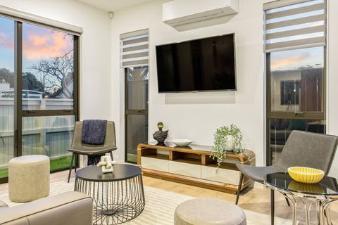 The lounge is well-decorated, it's comfy and modern.