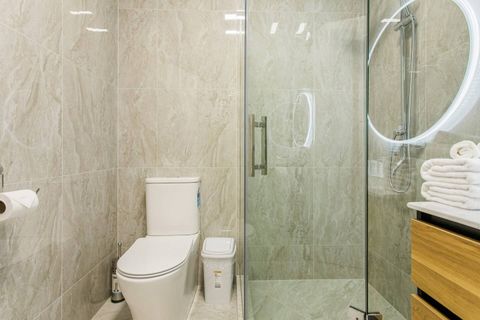 We provide hotel-quality towels. We also provide complimentary shower gel, shampoo, and moisturiser.