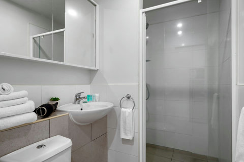 The full bathroom has a great shower, toilet and basin. We provide white towels, complimentary toiletries of shampoo/conditioner, body lotion and soap.