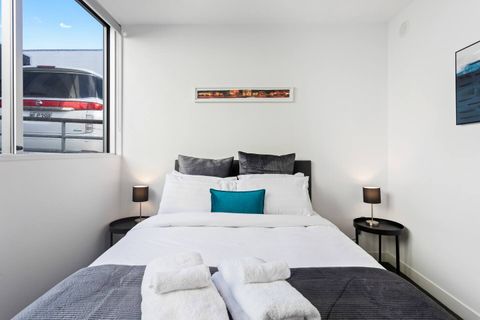 Bedside tables and lamps are great when two people are staying. White towels and facecloths are left on the bed to use if you choose.