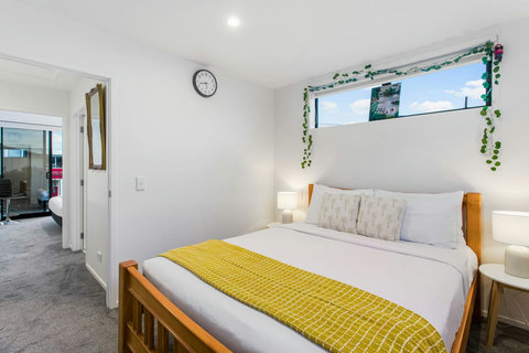 The bathroom is between the two bedrooms, so its almost like an ensuite.