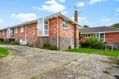 The house is located in a block with access to the side.