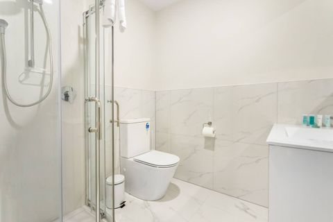 The full-sized bathroom has plenty of space.