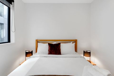 Enjoy a great night's sleep in this queen bed with comfortable bedding.