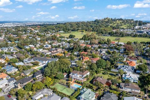 The house is centrally located, and One Tree Hill is in the distance.