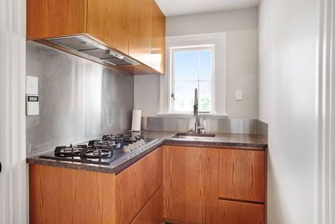 There is a Butlers kitchen with gas cooktop and washing up sink.