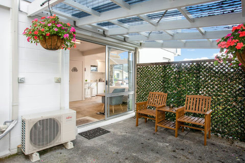 Open the ranch slider and enjoy the indoor/outdoor flow.