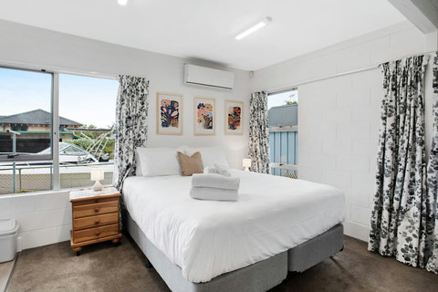 An air-conditioning unit covers the whole area and heats in winter and cools in summer.