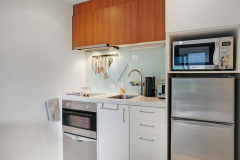 With overhead cupboards and drawers there is enough space to store your grocery shopping.