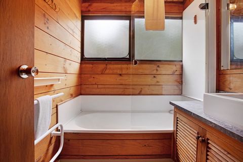 Relax in the tub at the end of a busy day exploring the North Shore.