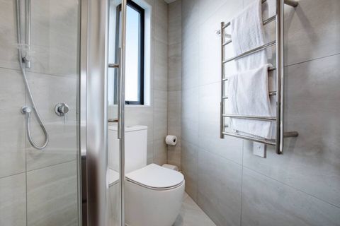 The bathroom on top floor can be used by the other bedroom, creating an ensuite for each bedroom.